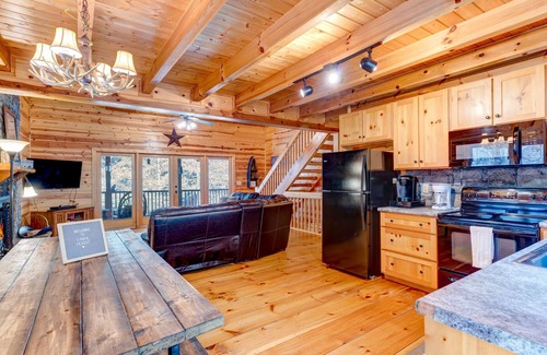 Ellijay Cabin | STEPS FROM THE RIVER, Fast Internet, Hot Tub, Fishing, Peaceful, Family Friendly