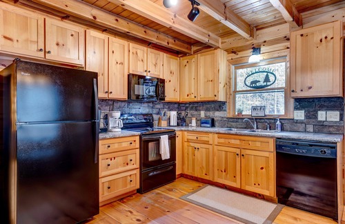 Ellijay Cabin | STEPS FROM THE RIVER, Fast Internet, Hot Tub, Fishing, Peaceful, Family Friendly