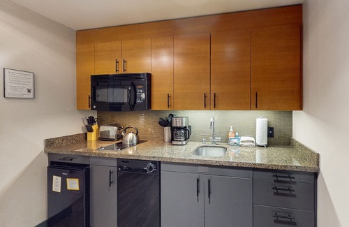 Mammoth Lakes Apartment | Steps from the Village Gondola w/Fireplace & Shared Pool/Hot Tub, Dog-friendly