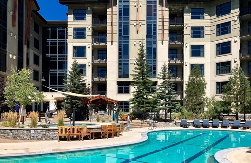 Mammoth Lakes Apartment | Steps from the Village Gondola w/Fireplace & Shared Pool/Hot Tub, Dog-friendly