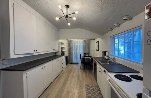 McMinnville House | Steps to 3rd Street, 3 King bedrooms at Evermore Cottage!