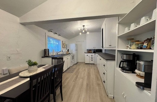 McMinnville House | Steps to 3rd Street, 3 King bedrooms at Evermore Cottage!