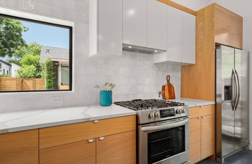 Govalle House | Steps to BBQ Bars Cafe Lake | Bright, quiet w POOL