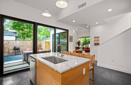 Govalle House | Steps to BBQ Bars Cafe Lake | Bright, quiet w POOL