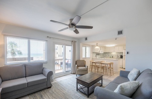Sunnyside Condo | {Steps to Beach} 1st Floor; Heated Pool & Sauna; Tennis; We ❤ Snowbirds!