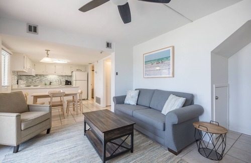 Sunnyside Condo | {Steps to Beach} 1st Floor; Heated Pool & Sauna; Tennis; We ❤ Snowbirds!