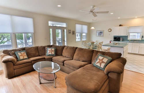 North End House | Steps to Beach/Boardwalk-Kitchen Remodel-Sleeps 12-Lots of amenities-Huge Porch