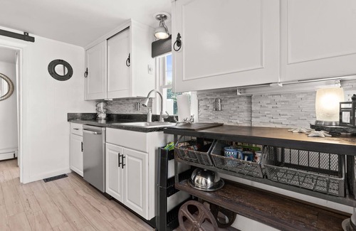 Newbury House | Steps to Beach | Bunkhouse + Porch | Dog-Friendly Retreat