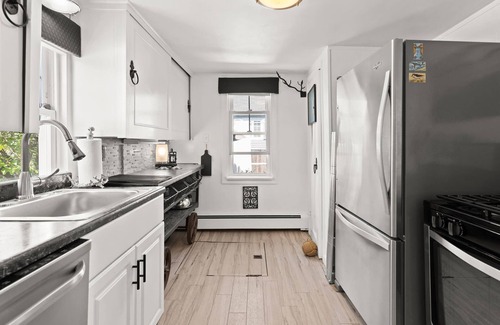 Newbury House | Steps to Beach | Bunkhouse + Porch | Dog-Friendly Retreat