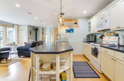 Oak Harbor Cottage | Steps to Beach: Home w/Hot Tub in Oak Harbor!