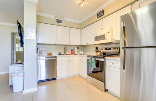 Whitney Beach Condo | Steps to Beach! Longboat Key Escape w/Porch