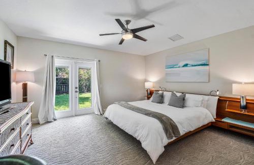 Singer Island House | Steps to Beach! Luxe Stay-Chef's Kitchen and Lanai