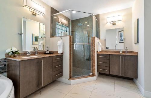 Singer Island House | Steps to Beach! Luxe Stay-Chef's Kitchen and Lanai