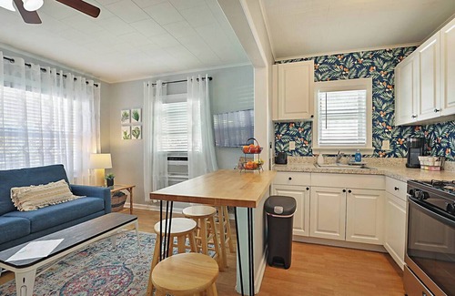 Lake Worth House | Steps to Beach, Park & Downtown! Cozy Bungalow