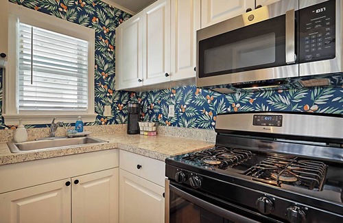 Lake Worth House | Steps to Beach, Park & Downtown! Cozy Bungalow