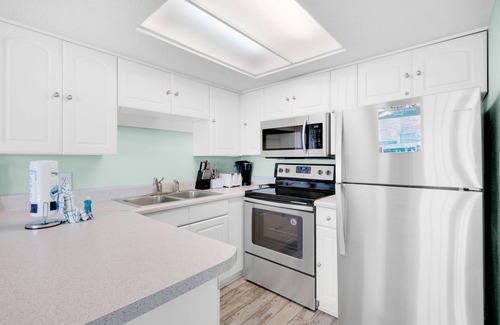 Fort Walton Beach - Destin Condo | ⭐Steps to Beach-Top Floor Gulf Views-Pool+Hot Tub-Snow❤️birds-Summer Breeze 306