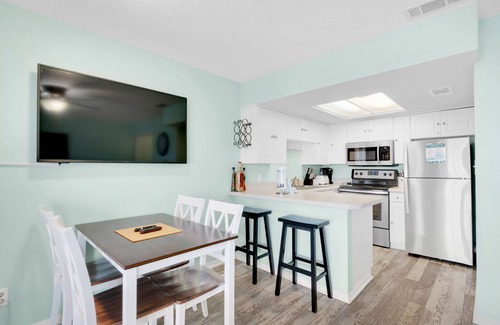 Fort Walton Beach - Destin Condo | ⭐Steps to Beach-Top Floor Gulf Views-Pool+Hot Tub-Snow❤️birds-Summer Breeze 306