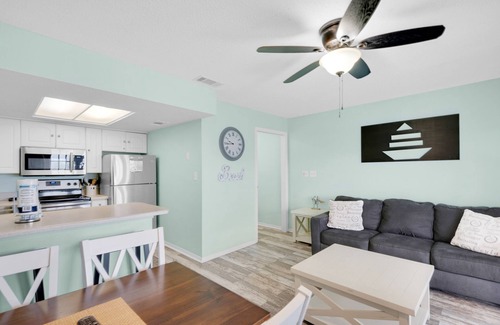 Fort Walton Beach - Destin Condo | ⭐Steps to Beach-Top Floor Gulf Views-Pool+Hot Tub-Snow❤️birds-Summer Breeze 306