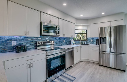 Holmes Beach Condo | Steps to Beach - Tropical Sunset 1 by SeaBreeze Vacation