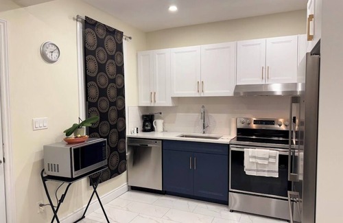 Walkerville House | Steps to Caesars, Riverfront & Dining! Hot Tub Add-On, Sleeps 9 Guests