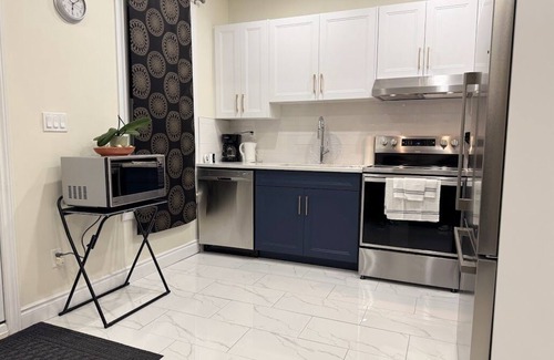Walkerville House | Steps to Caesars, Riverfront & Dining! Hot Tub Add-On, Sleeps 9 Guests