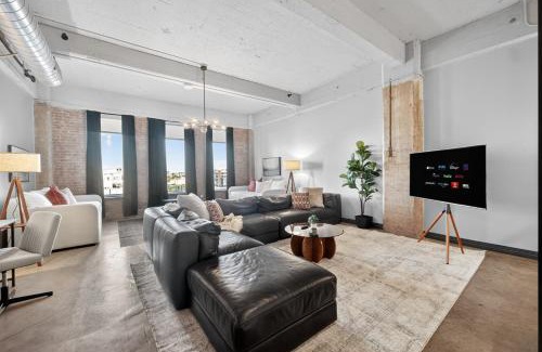 Downtown Dallas Apartment | Steps to Convention Cntr Sleeps 12 with Pool and Valet