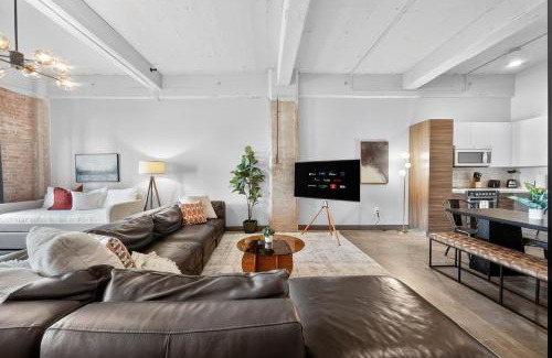 Downtown Dallas Apartment | Steps to Convention Cntr Sleeps 12 with Pool and Valet