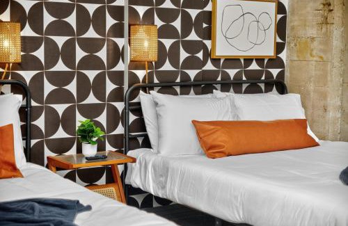 Downtown Dallas Apartment | Steps to Convention Cntr Sleeps 12 with Pool and Valet