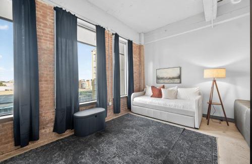 Downtown Dallas Apartment | Steps to Convention Cntr Sleeps 12 with Pool and Valet