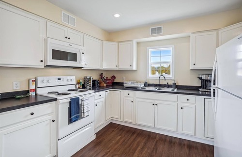 Luray House | Steps to downtown fun and food! No Cleaning Fee!