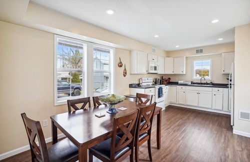 Luray House | Steps to downtown fun and food! No Cleaning Fee!