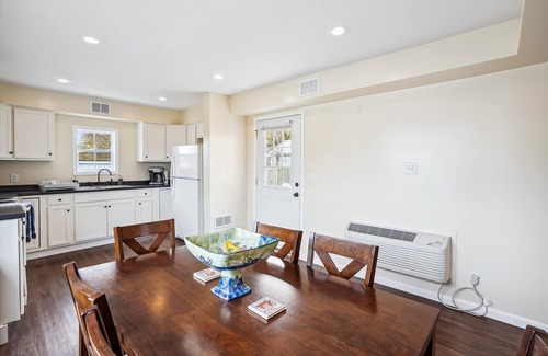 Luray House | Steps to downtown fun and food! No Cleaning Fee!