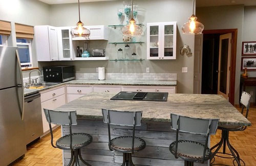 Newport House | Steps to Everything, Sunroom Spa, Secret Game Room!