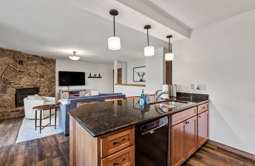 Steamboat Springs Condo | Steps to Gondola/Base/Pool/HotTub/Gym/Game Room+ Shuttle-Garage-W/D-Fireplace-Grill-Remodeled 2022