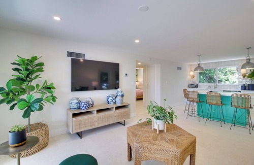 Tavernier Apartment | Steps to Gulf: Sleek Top-Floor Apt in Tavernier!
