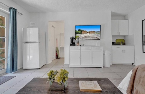 Hollywood Apartment | Steps to Hardrock! Managed by BNR Vacation Rentals
