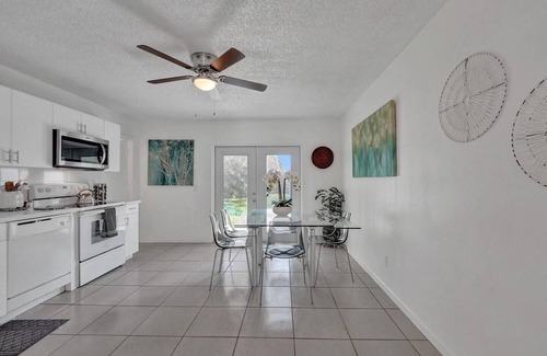 Hollywood Apartment | Steps to Hardrock! Managed by BNR Vacation Rentals