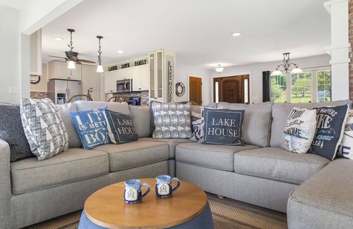 Big Cedars House | Steps to Lake-Dog Friendly- Best view of Lake- Hot Tub- Pool table