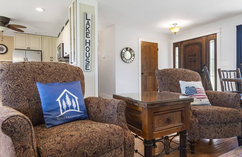 Big Cedars House | Steps to Lake-Dog Friendly- Best view of Lake- Hot Tub- Pool table