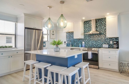 St. Pete Beach Condo | Steps to St Pete Beach: Condo w/Pool Access