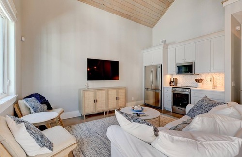 Seacrest House | Steps to the beach - 2 bikes - Stunniong carriage house `Casita Blanca`