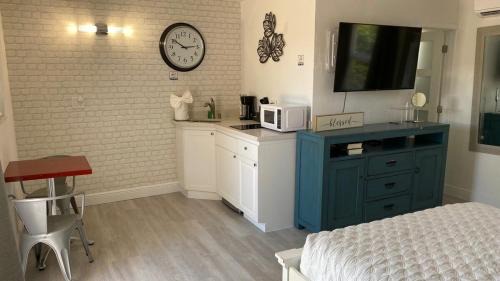 Lauderdale-by-the-Sea Apartment | Steps To The Beach -renovated Studio Unit #1