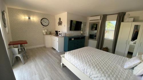 Lauderdale-by-the-Sea Apartment | Steps To The Beach -renovated Studio Unit #1
