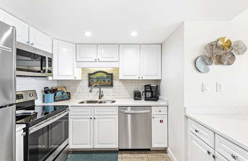 Gulf Shores Condo | Steps to the HangOut! | Island Winds East Beachfront Condo | My Beach Getaways