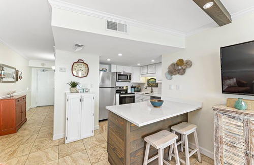 Gulf Shores Condo | Steps to the HangOut! | Island Winds East Beachfront Condo | My Beach Getaways