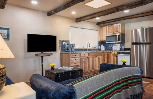South Capitol Cottage | Steps to the Historic Santa Fe Plaza