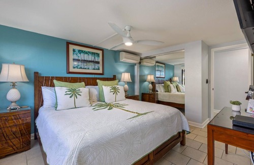 Historic Kailua Village Condo | STEPS TO THE OCEAN, AMAZING END UNIT, GROUND FLOOR, CAIR, KONA REEF