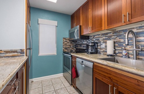 Historic Kailua Village Condo | STEPS TO THE OCEAN, AMAZING END UNIT, GROUND FLOOR, CAIR, KONA REEF