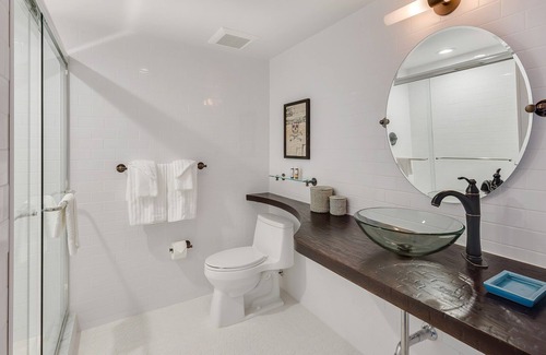 Lauderdale-by-the-Sea Hotel | Steps to the Beach! Beach Access, Pool, Close to Bay View Drive Park