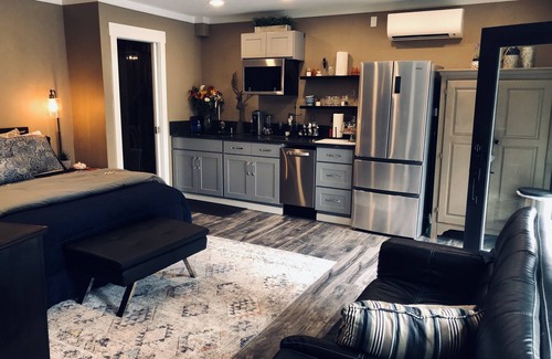 Concord Apartment | STEPS TO WILLAMETTE - Bright & Open Luxury Studio central to all Portland offers
